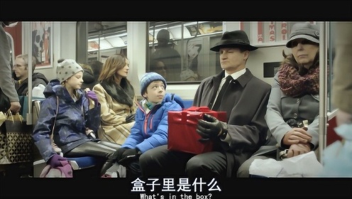 女劫 ：男子带着大礼盒坐地铁，身旁男孩想要查看礼物，却被母亲阻拦