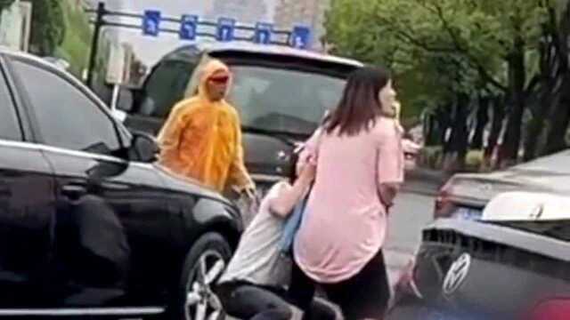 义乌医院遇见一位孕妇,在门口站着完成生产,网友:生孩子和玩一样!