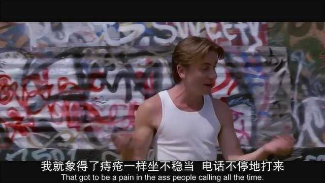 落水狗 Reservoir Dogs : 在对金先生抓来的警察严刑拷问之后依然未果,就在他们决定烧死警察的时候,橙先生将手枪对准了金先生,到底谁才是卧底