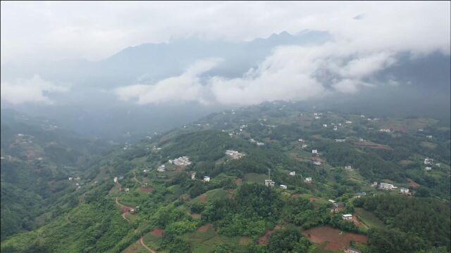 湖北一座大山上是房子,走上去太难了,怎么建设的