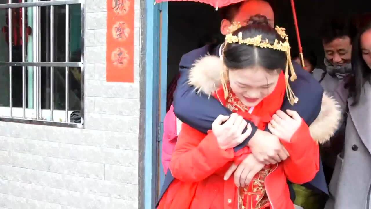 实拍:湖南农村倒插门婚礼,新娘背新郎出嫁,新娘辛苦了_腾讯视频