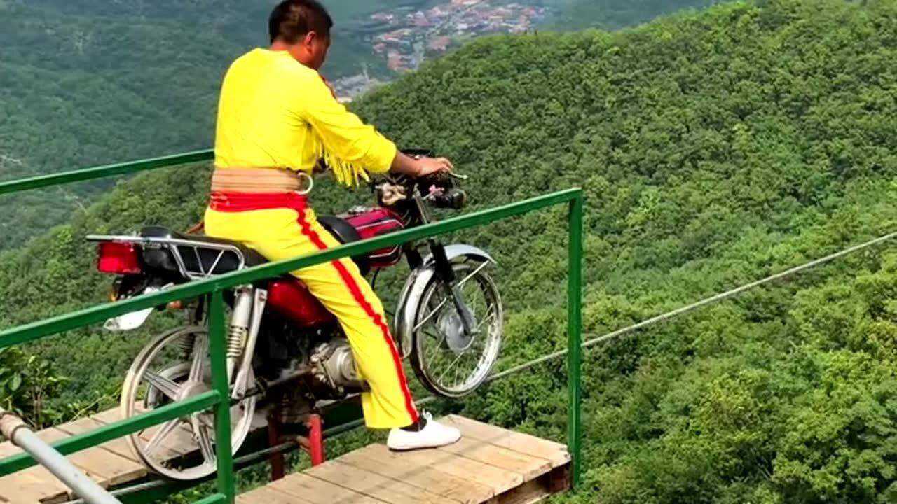 杂技演员骑摩托车高空走钢丝,这顶级操作属实太牛,高手终究在民间!