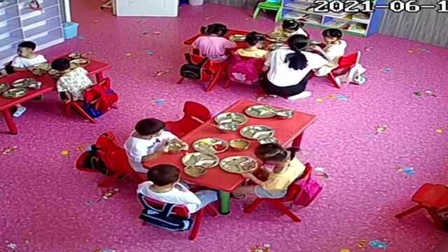 【河北】幼师蹲着喂孩子吃饭 男孩默默搬来凳子放其身后