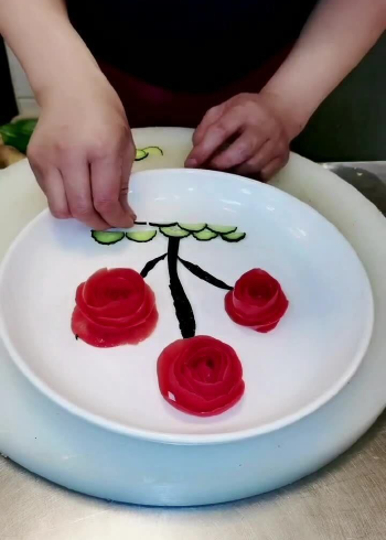 西红柿玫瑰花的花式切法,学会了能让你的菜品更上档次