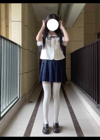 最爱的过膝白丝又来啦我自己低头看看一眼都把持不住