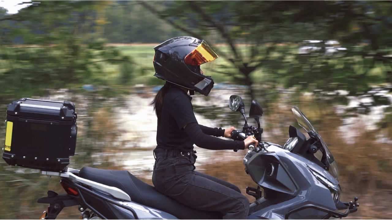 身高155的小短腿女司机,骑大阳adv150踏板摩托车,脚尖刚好着地