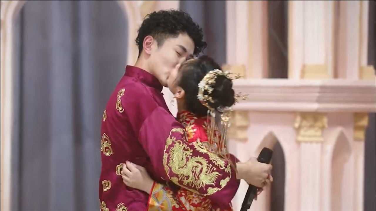 女演员拍亲密戏，被亲后意犹未尽强吻男星，一次不够还要亲两下_高清1080P在线观看平台_腾讯视频