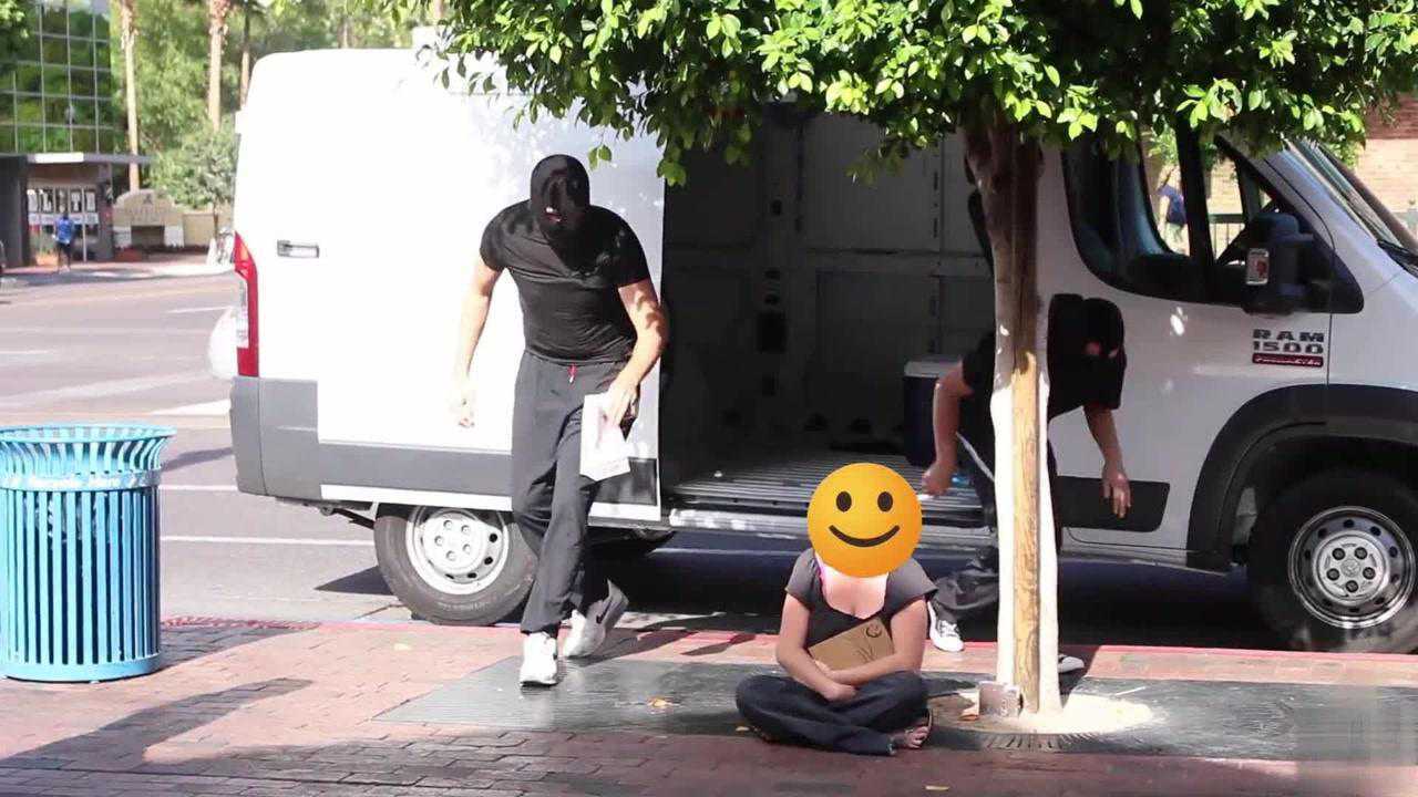 恶作剧:两蒙面汉街头送礼物,路人又惊又喜被整蛊