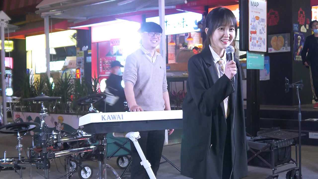 蓝光丹丹甜美歌声街头演唱大风吹可可西里牧羊人