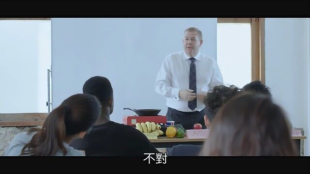 伦敦糖果:女孩为了学习英语,听从老师教导,外出卖菜交流