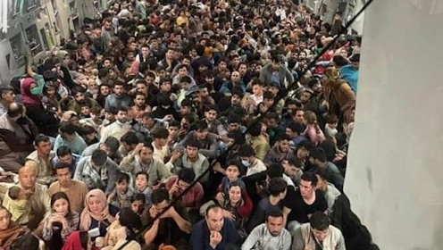 现场照片曝光令人震惊!640名阿富汗人挤在美军运输机里逃离喀布尔