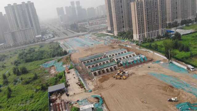 开封新区四大街在建飞燕桥,横跨中意湖人工河道