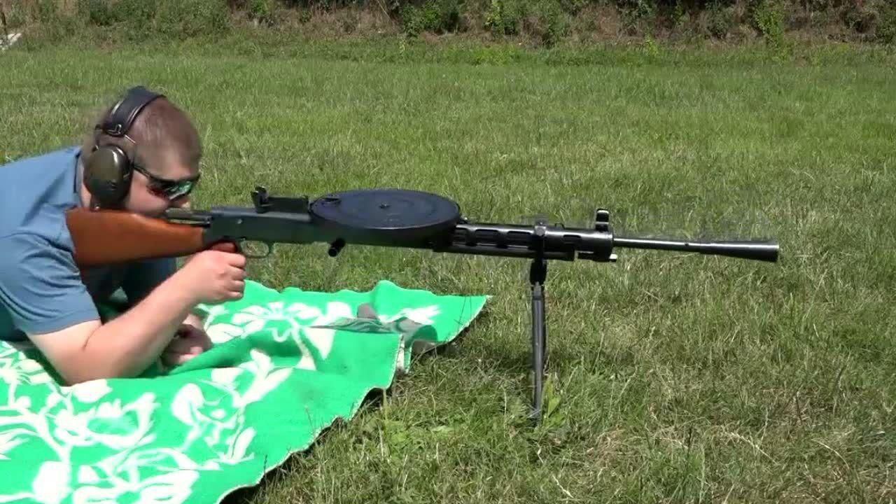 采用弹盘供弹的dp28轻机枪,又名"转盘机枪"它的抛壳方式最有趣