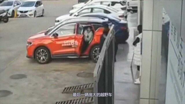 越野车任性横穿马路,最终被大货车狠狠撞击,画面太惨不敢看!