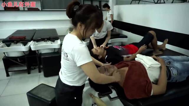便宜的放松和清洁服务越南理发店女孩按摩脸部和洗头很好