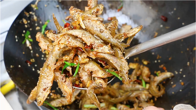 干煸刁子鱼,最忌直接下锅炸,教你一招,做熟后外酥里嫩麻辣鲜香