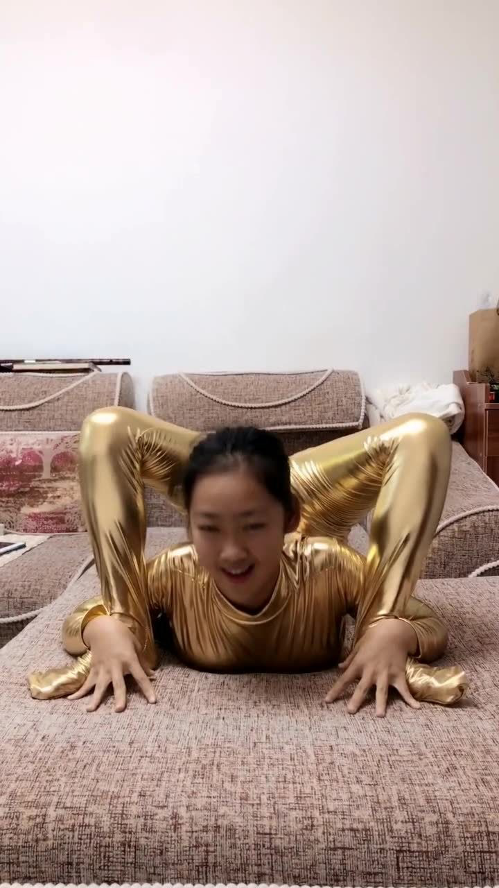 这就是传说中的柔术三折?小美女的绝活不一般_腾讯视频