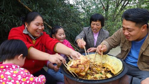 [图]女儿嘴馋想吃鸡，胖妹露一手，做5斤地锅鸡贴饼，祖孙3代吃过瘾