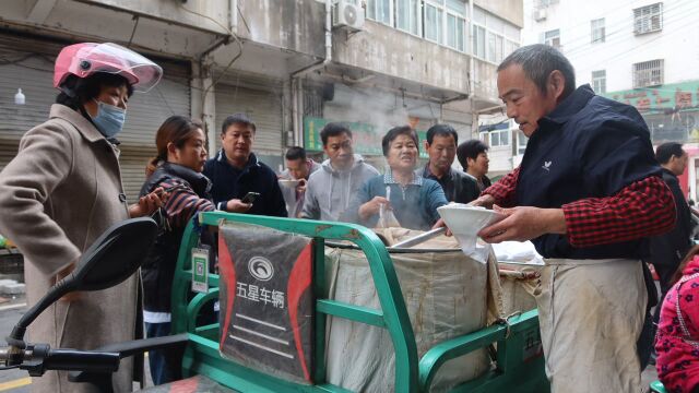 安徽大叔只卖一样粥,两小时卖三大桶500碗,顾客自己刷碗站着喝