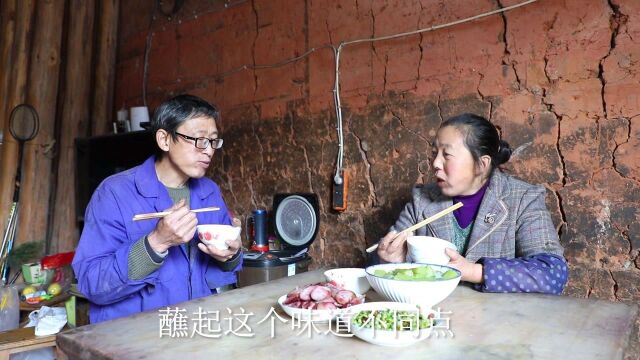 幺妈做的香肠可以吃了,纯纯的农村烟熏腊肠,取两节蒸着吃