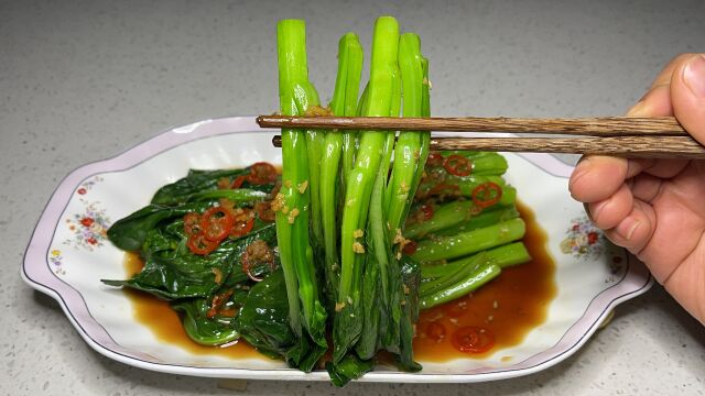 白灼菜芯像我这样做,鲜嫩脆爽,简单好吃,华丽的大餐少不了它