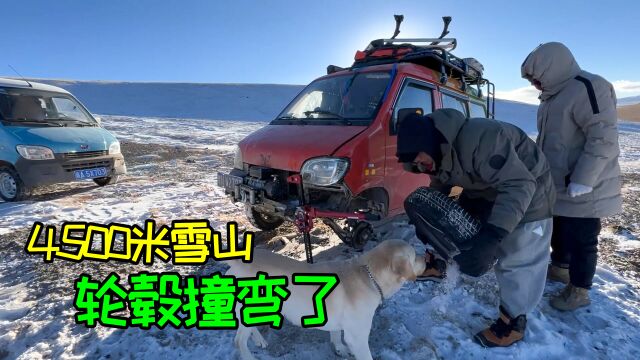 海拔4500米的无人区雪山上,车子不小心撞在雪沟里