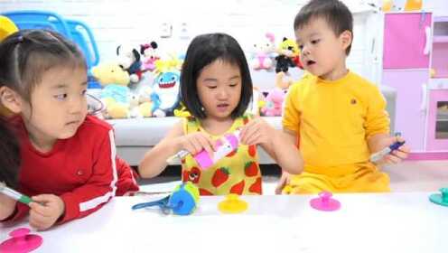 韩国宝蓝角色扮演妈妈照顾邻居家的小朋友，一起画画和嬉戏吧！