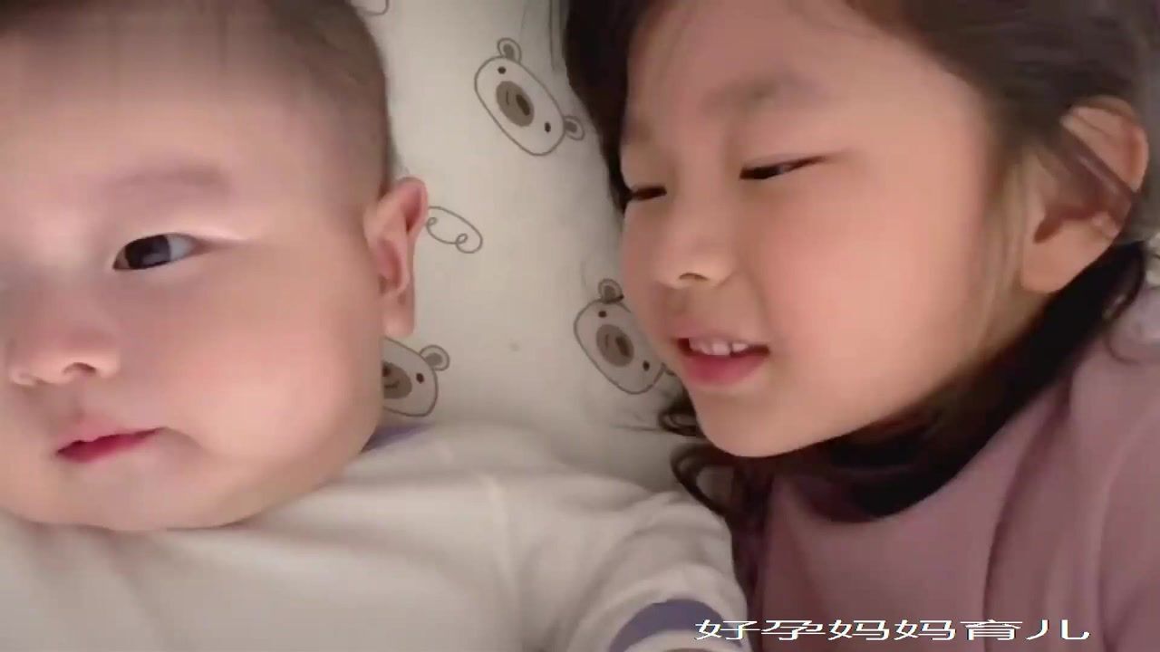 姐姐亲了一口弟弟,结果弟弟的反应也太强烈了,果然人类幼崽做什么动作都可爱!_腾讯视频