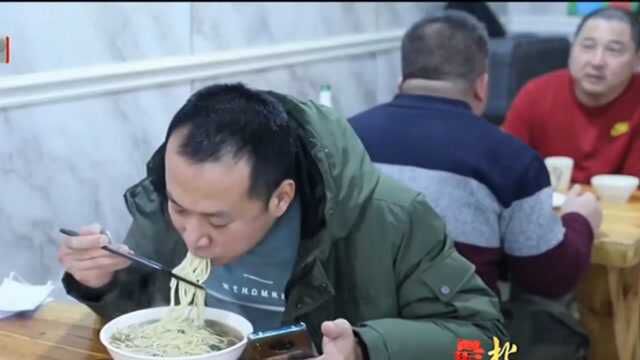 北新桥有啥美食,来看看量大又实惠北新桥拉面,肉多的看不见面