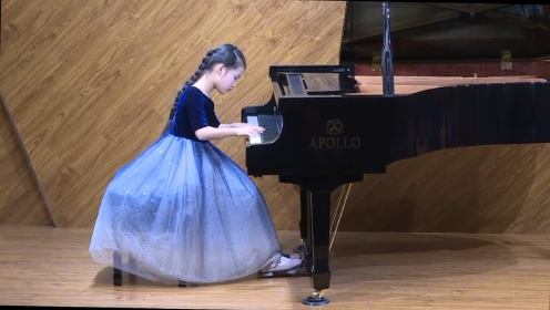 8岁女孩邓雅文钢琴演奏《春天的歌》
