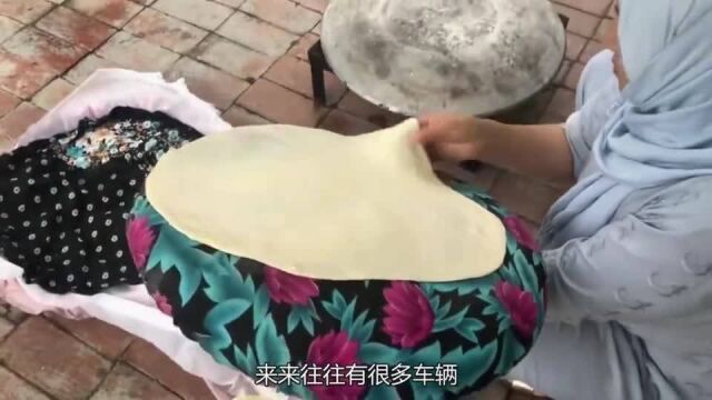 大妈卖小吃,直接把面饼放枕头上,煎熟后卖8元1份,食客抢着买