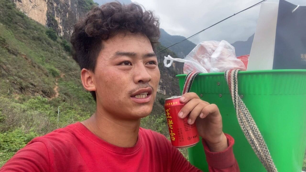 悬崖村小花走亲戚去啦,把熊二一个人留在山上接待游客,太累了我