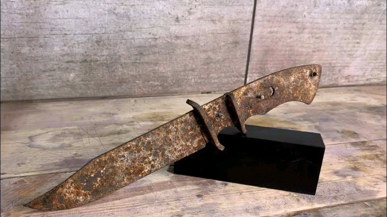 其貌不扬的锈刀片,没想破除包浆才发现是玄钢打造,罕见神兵利器