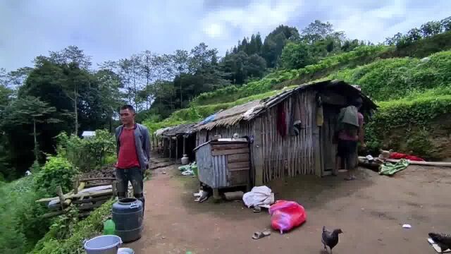 茅草屋也能娶到漂亮的媳妇一家子还过得其乐融融,大山的生活交通不便,没有餐桌,没有椅子,地面就是桌椅虽清贫但有人相依没知识的生活