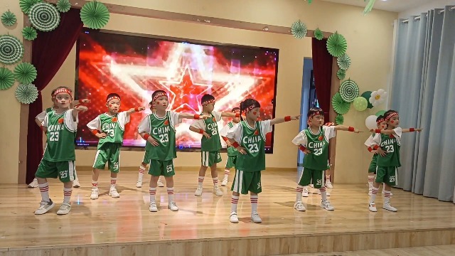 鱼岳幼儿园舞蹈表演《帅气男孩》