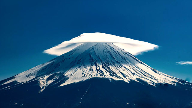 日本富士山壮观的帽子云太震撼了