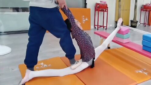 女孩压腿不用功,被老师强制拉伸出240度一字马,痛感超乎想象