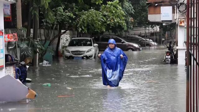 强降雨后湛江一公司宿舍出现积水,消防队蹚水背出8名老人