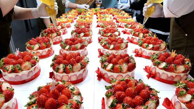 美女卖蛋糕,6寸放2斤水果卖35,恋尚美食