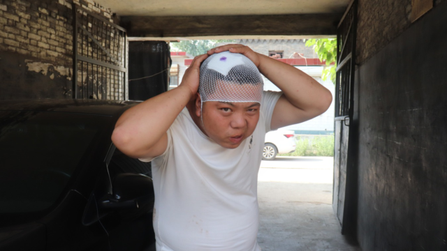 小虎整蛊小亮反被打,幸亏二虎及时喊小吉阻止,不然下场会更惨