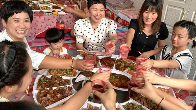 小外甥女过满月,亲戚朋友都来祝贺,祝宝贝身体健康,茁壮成长