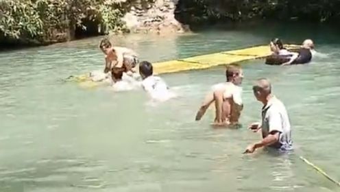 争分夺秒！两名小孩玩水时溺水，数十名群众下水施救