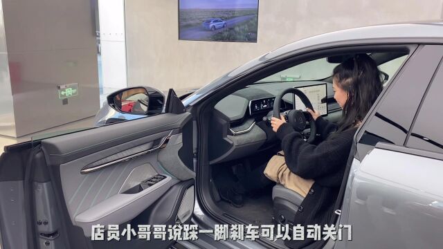 武商网小姐姐上班时间去看车?拿到驾照后的第一件事