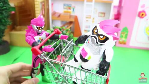 儿童动画玩具故事视频 假面骑士逛超市！