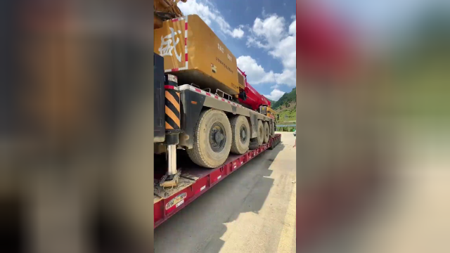 老板决定请板车拉,吊车放拖挂上!比自行更便宜吗?更省油嘛?