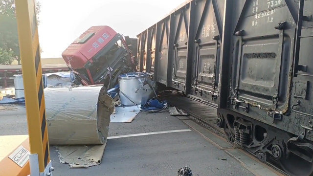 天津一大货车与货运列车相撞,碰撞瞬间视频曝光,官方:无人员伤亡