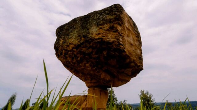 诡异奇观,几吨重的巨石立在山顶小石头上,8级地震都没把它震下来!