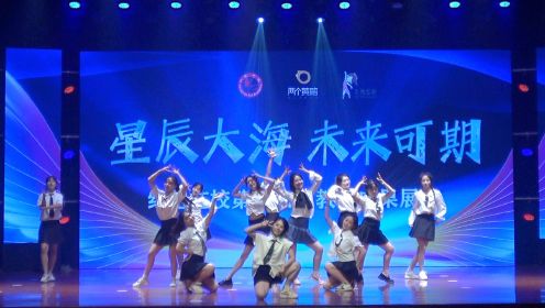 美女舞蹈老师一曲《恋爱告急》，看到满屏青春要溢出屏幕