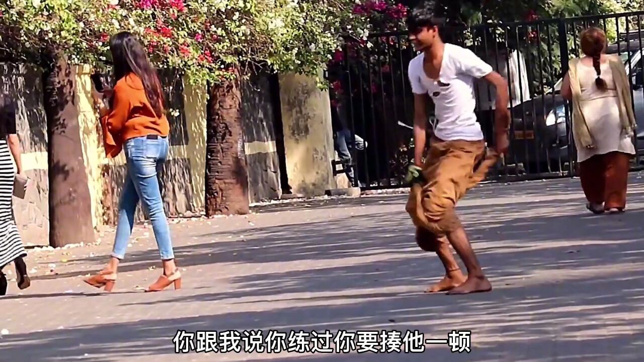 在印度一定要远离这种拿鞭子的人，否则他上来就会给你一鞭子。_腾讯视频