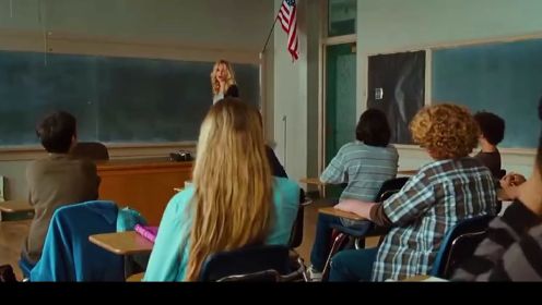 女老师每次上课都给学生放电影，考试既然还能拿第一，无厘喜剧片